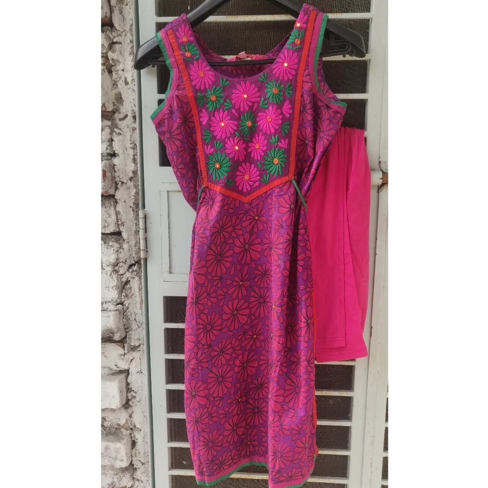 Embroidered kurta+legging - Picture 2 of 5